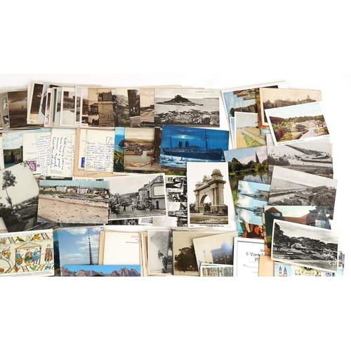 1290 - A large collection of early 20th century and later postcards, predominantly topographical, some phot... 