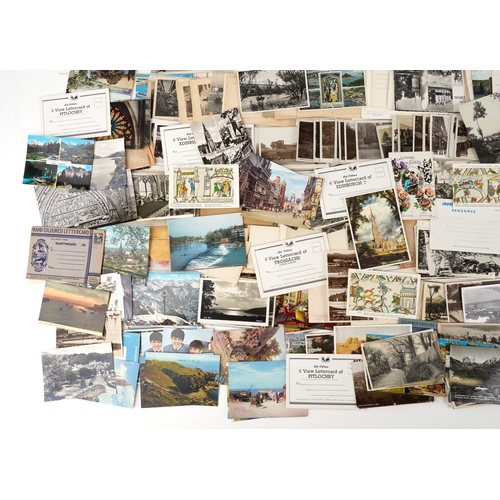 1290 - A large collection of early 20th century and later postcards, predominantly topographical, some phot... 