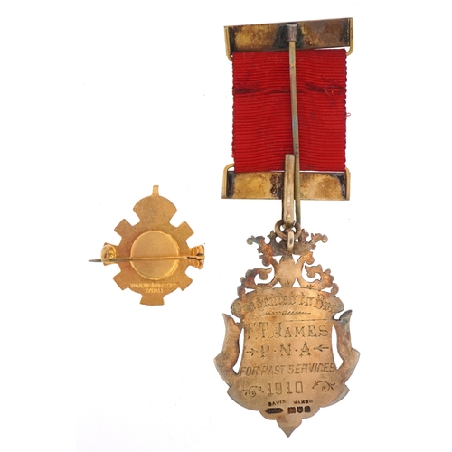 1348 - An Ancient Order of the Druids silver and enamel jewel presented to Bro. F T James 1910 and a Primro... 