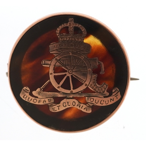 A military interest 9ct gold tortoiseshell brooch inscribed Quo Fas et Gloria Ducunt, (Where Right & Glory Lead), 2.4cm in diameter, 2.8g.
