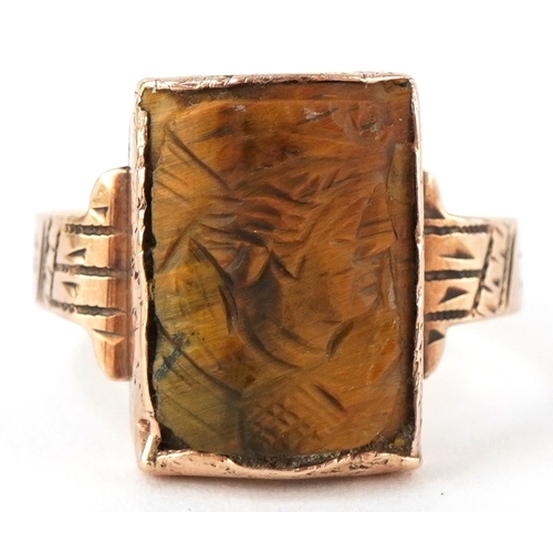 3303 - An antique unmarked gold tiger's eye cameo ring with engraved shoulders, size P, 2.9g.