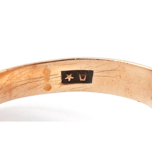 3303 - An antique unmarked gold tiger's eye cameo ring with engraved shoulders, size P, 2.9g.