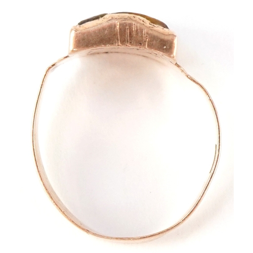 3303 - An antique unmarked gold tiger's eye cameo ring with engraved shoulders, size P, 2.9g.