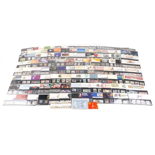 1283 - A large quantity of British presentation packs including high value definitives. the packs mainly wi... 