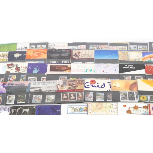 1283 - A large quantity of British presentation packs including high value definitives. the packs mainly wi... 