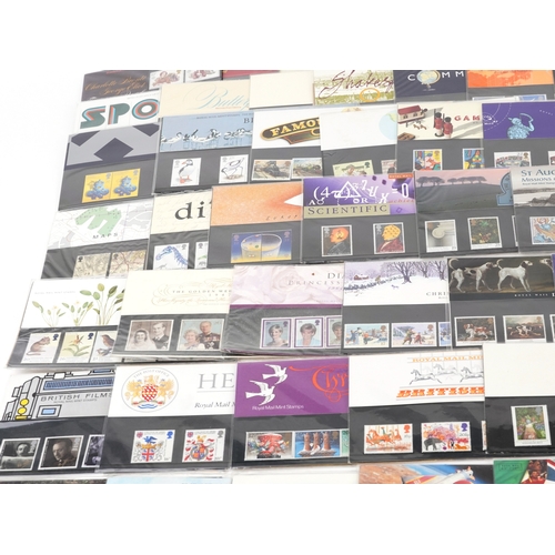 1283 - A large quantity of British presentation packs including high value definitives. the packs mainly wi... 