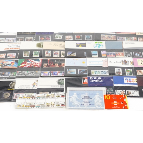 1283 - A large quantity of British presentation packs including high value definitives. the packs mainly wi... 