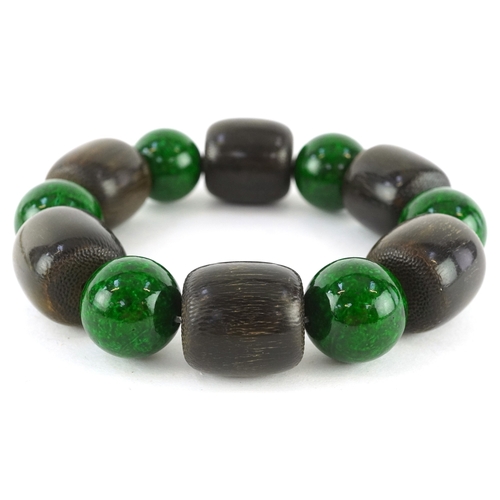 3393 - A Chinese green stone and horn bead bracelet, the largest beads approximately 17.7mm x 19.3mm, 82.4g... 