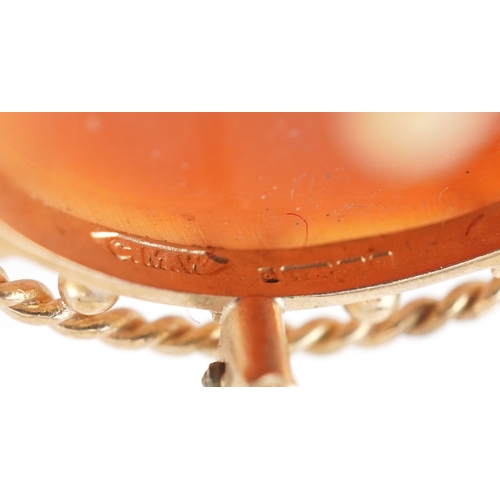 3193 - A 9ct gold mounted cameo shell brooch carved with a maiden, 2.6cm high, 3.6g.