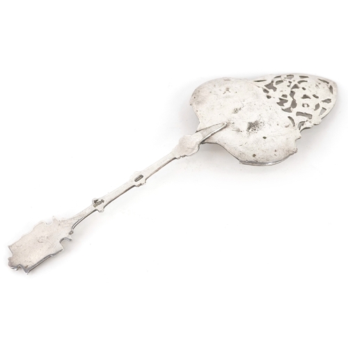 3638 - An early 20th century Dutch silver cake slice with pierced decoration, 20cm in length.