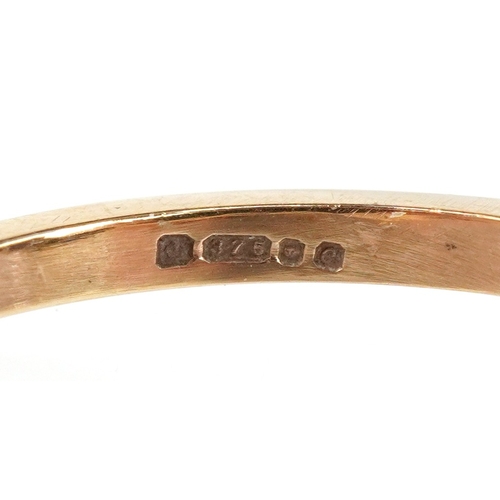 3285 - A 9ct gold sapphire and blue spinel three tier flower head ring, size P, 3.1g.