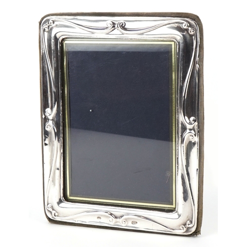 3639 - John Bull Ltd., an Art Nouveau style embossed silver photo frame, London 1988, 23.5cm x 18cm, apertu... 