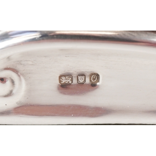 3639 - John Bull Ltd., an Art Nouveau style embossed silver photo frame, London 1988, 23.5cm x 18cm, apertu... 