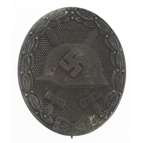 2746 - A German military interest Wound style badge.
