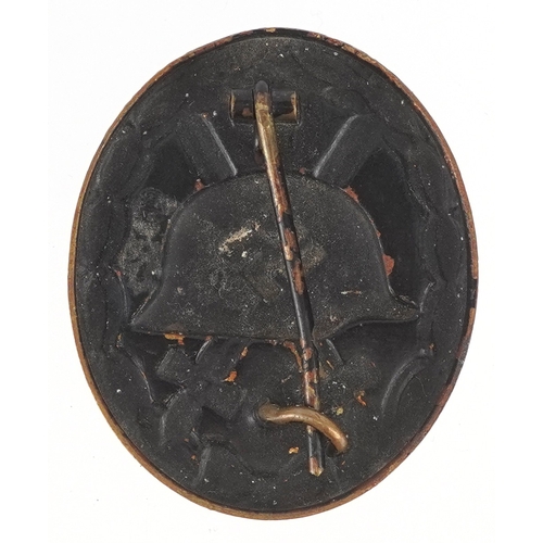 2734 - A German military interest Wound style badge.