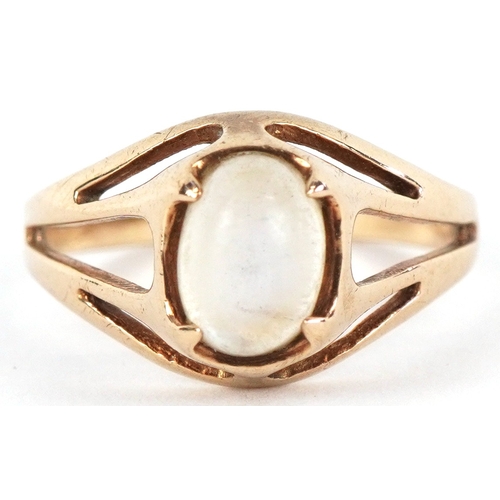 3147 - A 9ct gold cabochon moonstone solitaire ring with split shoulders, size I, 1.8g.