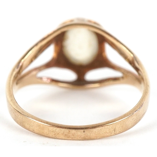 3147 - A 9ct gold cabochon moonstone solitaire ring with split shoulders, size I, 1.8g.