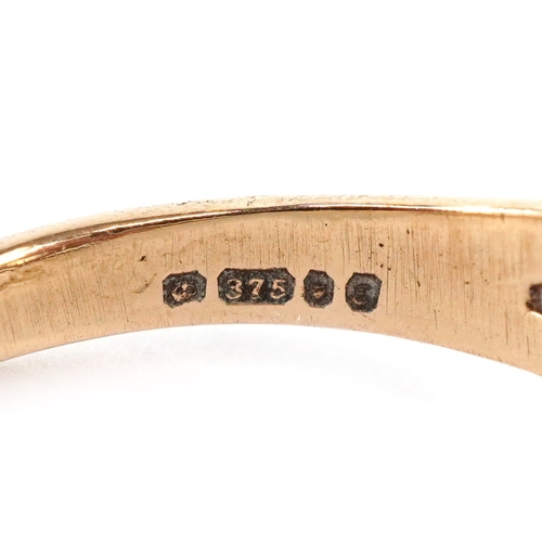 3147 - A 9ct gold cabochon moonstone solitaire ring with split shoulders, size I, 1.8g.