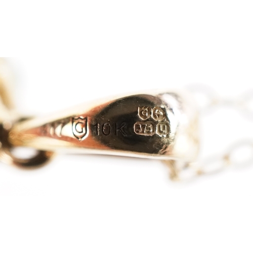 3073 - A 10K gold emerald and diamond cluster pendant on a 9ct gold necklace, 1.4cm high and 40cm in length... 