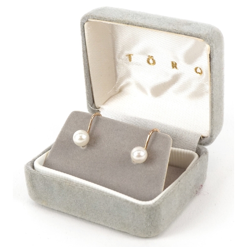 3221 - A pair of 9ct gold cultured pearl screw back earrings, 5.8mm in diameter, total 1.5g.