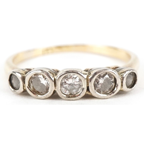 3095 - An 18ct gold graduated diamond five stone ring, size O/P, 2.6g.