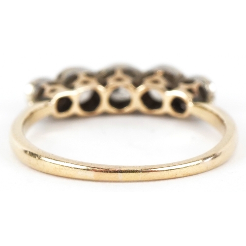 3095 - An 18ct gold graduated diamond five stone ring, size O/P, 2.6g.
