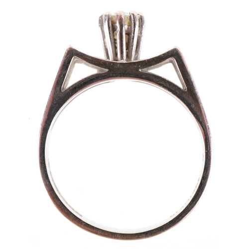 3172 - An 18ct white gold diamond solitaire ring, size I, 3.4g.