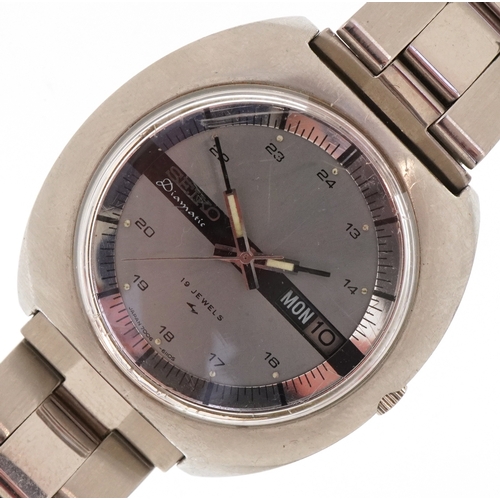 3513 - Seiko, a vintage gentlemen's Seiko Diamatic 7006-6020 wristwatch with day/date aperture, the case nu... 
