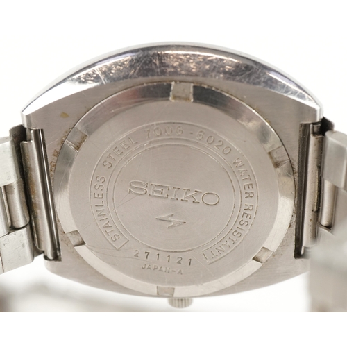 3513 - Seiko, a vintage gentlemen's Seiko Diamatic 7006-6020 wristwatch with day/date aperture, the case nu... 