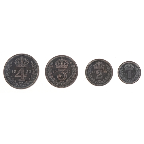 1085 - A George V 1933 silver Maundy set housed in a red presentation box.