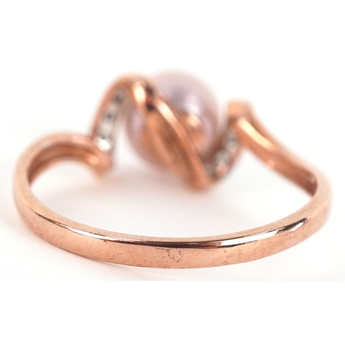 3281 - A 9K rose gold cultured pearl and diamond ring, size S, 2.9g.