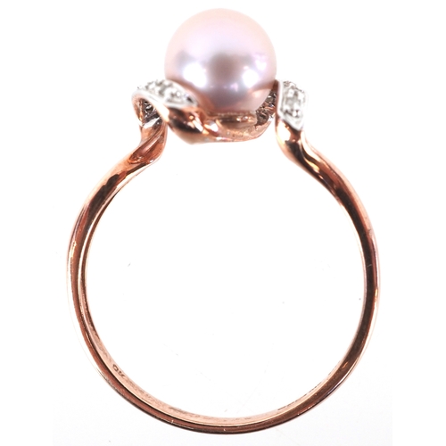 3281 - A 9K rose gold cultured pearl and diamond ring, size S, 2.9g.