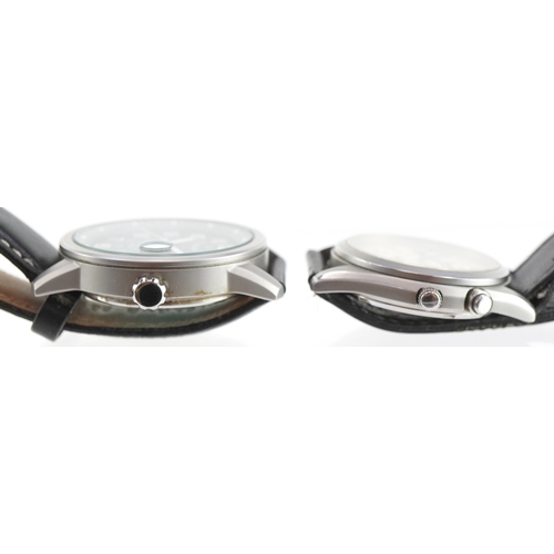 3407 - Two gentlemen's Seiko and Pulsar kinetic wristwatches with date apertures.