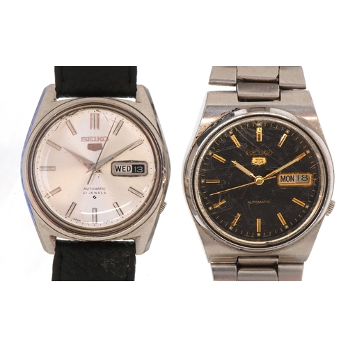 3401 - Seiko, two vintage gentlemen's Seiko 5 automatic wristwatches with day/date apertures, models 6119-8... 