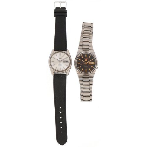 3401 - Seiko, two vintage gentlemen's Seiko 5 automatic wristwatches with day/date apertures, models 6119-8... 