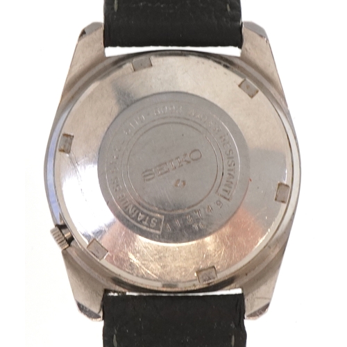 3401 - Seiko, two vintage gentlemen's Seiko 5 automatic wristwatches with day/date apertures, models 6119-8... 