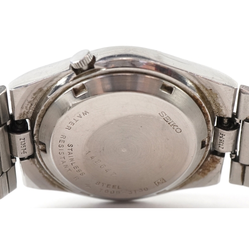 3401 - Seiko, two vintage gentlemen's Seiko 5 automatic wristwatches with day/date apertures, models 6119-8... 