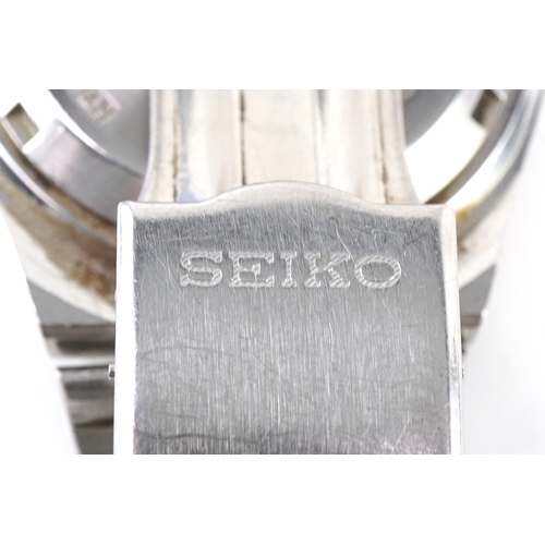 3401 - Seiko, two vintage gentlemen's Seiko 5 automatic wristwatches with day/date apertures, models 6119-8... 