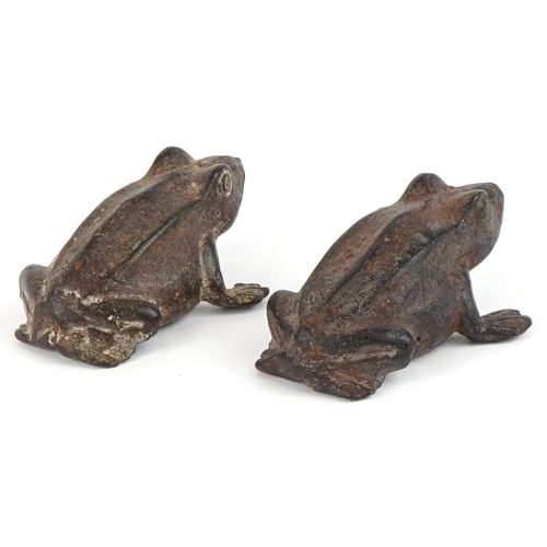 1467 - Two spelter figures of frogs, each 8cm in length.