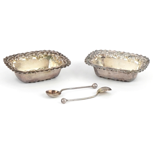 3725 - William Devenport, a pair of Edwardian open salts with spoons housed in a fitted case, Birmingham 19... 