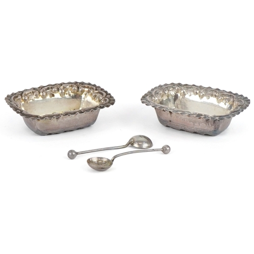3725 - William Devenport, a pair of Edwardian open salts with spoons housed in a fitted case, Birmingham 19... 