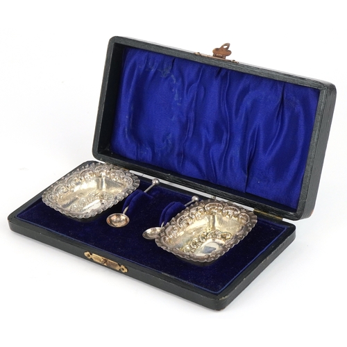 3725 - William Devenport, a pair of Edwardian open salts with spoons housed in a fitted case, Birmingham 19... 