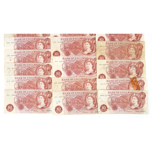 1219 - Twenty three Bank of England 1960s Portrait Issue ten shilling notes, various Chief Cashiers includi... 