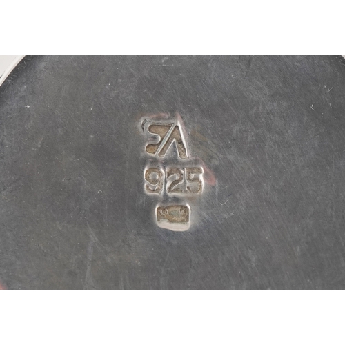 3720 - A Kappa Gallery Greek silver tri handled urn, 10cm high, 108.5g, with box and certificate.