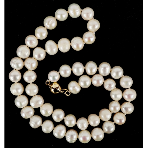 3299 - A cultured pearl necklace with a 14K gold clasp, 44cm in length, 47.0g.
