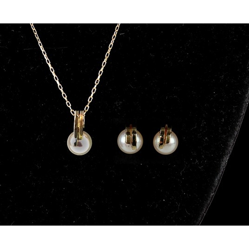 3086 - A 9ct gold cultured pearl pendant on a 9ct gold necklace together with matching earrings, 1.6cm high... 