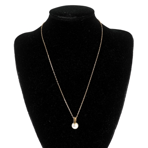 3086 - A 9ct gold cultured pearl pendant on a 9ct gold necklace together with matching earrings, 1.6cm high... 
