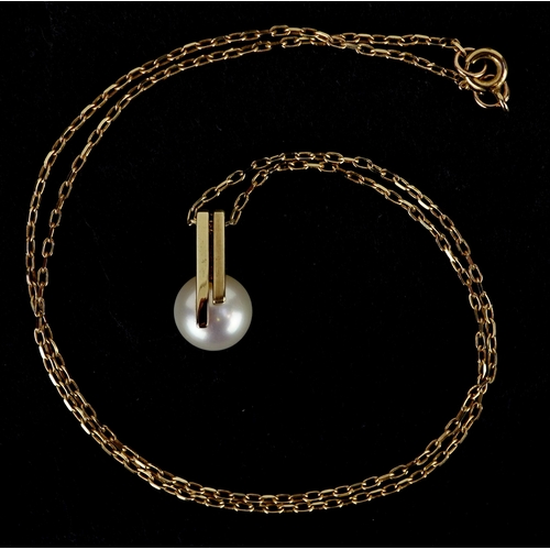 3086 - A 9ct gold cultured pearl pendant on a 9ct gold necklace together with matching earrings, 1.6cm high... 