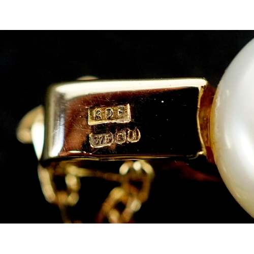 3086 - A 9ct gold cultured pearl pendant on a 9ct gold necklace together with matching earrings, 1.6cm high... 