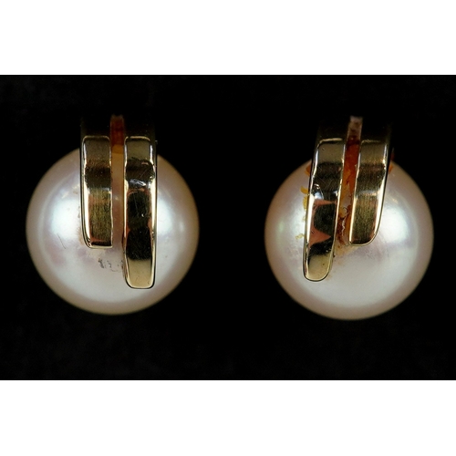 3086 - A 9ct gold cultured pearl pendant on a 9ct gold necklace together with matching earrings, 1.6cm high... 